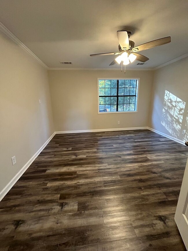 Building Photo - 596 N McLemore Ave