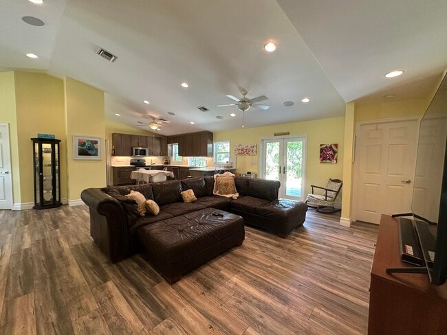 Building Photo - 2415 Laurel Ln