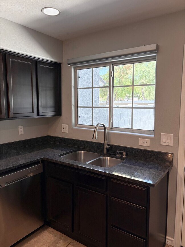 Building Photo - **WONDERFUL & SPACIOUS 3 BEDROOM/2.5 BATHROOM TOWNHOUSE IN CHANDLER (RAY & MCQUEEN)**