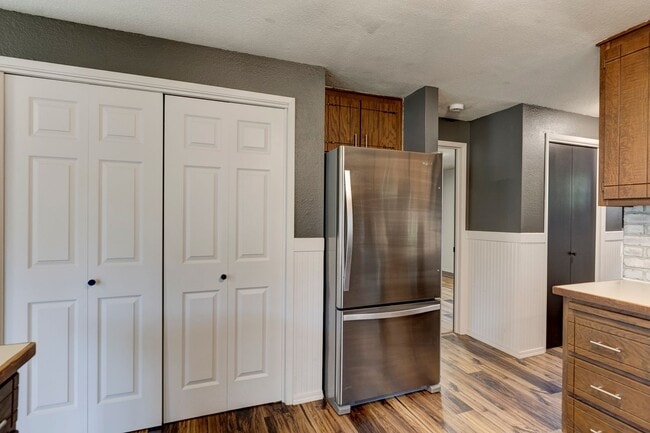 Building Photo - Charming 3 Bed, 2 Bath Home on a Quiet Street