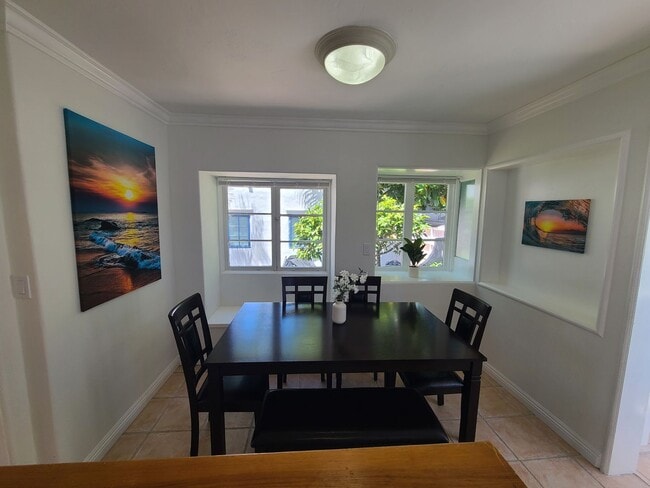 Building Photo - Charming 2 Bed 1 bath "fully furnished mon...