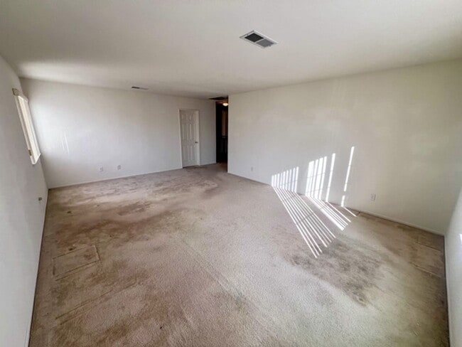 Building Photo - Large 4 bedroom Murrieta home with a loft ...