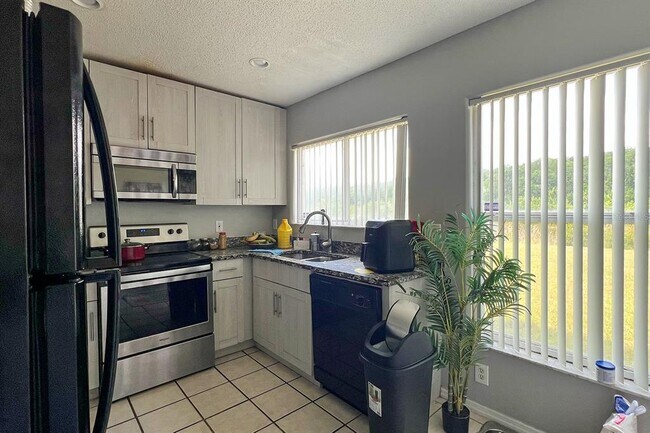 Building Photo - 13300 Fairway Glen Dr
