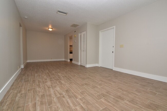Building Photo - Nicely Updated 1/1 Condo in Winter Springs ~ Wood Plank Tile Floors and Large Screened Patio!