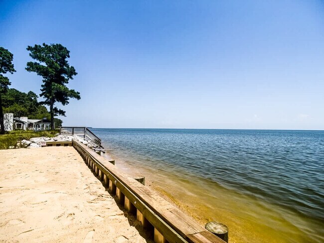 Building Photo - 15378 Holly Dr