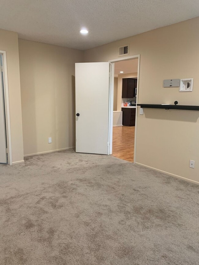 Building Photo - Spacious Lake Forest condo available 09/05...