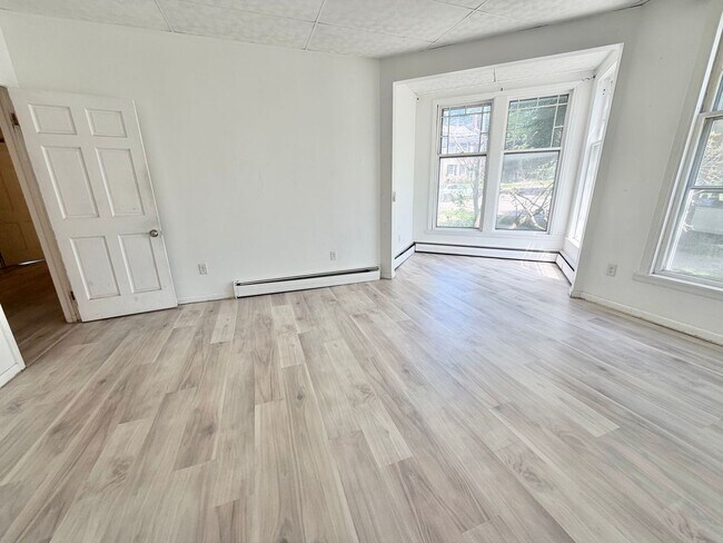 Building Photo - 3 Bedroom Apartment Superior South End Location Burlington Available 7/1