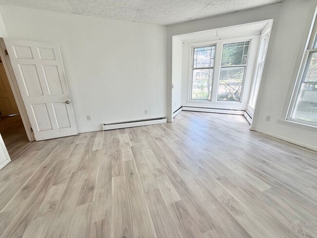 Building Photo - 3 Bedroom Apartment Superior South End Location Burlington Available 7/1! OFF STREET PARKING + LA...