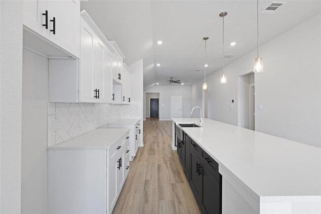 Building Photo - 1122 Elsinore Dr