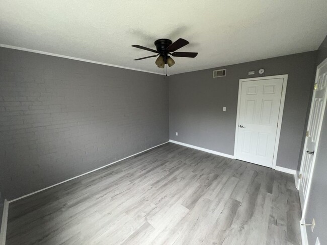 Building Photo - Newly renovated! 2 bedroom 1 bath townhous...