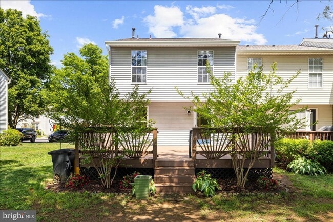 Building Photo - Beautiful End Unit Townhome in Bluffs At Deep Creek!