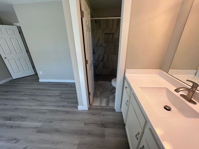 Building Photo - Remodeled 3 bedroom/2 bathroom home with d...