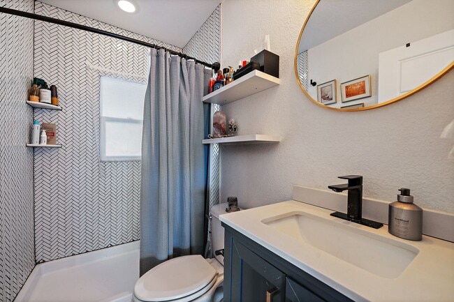 Building Photo - Charming 3 Bedroom Home Near Sloan's Lake