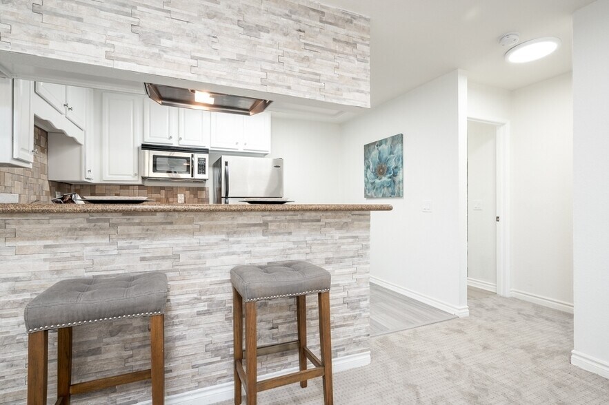 Building Photo - 1681 Bayview Heights Dr