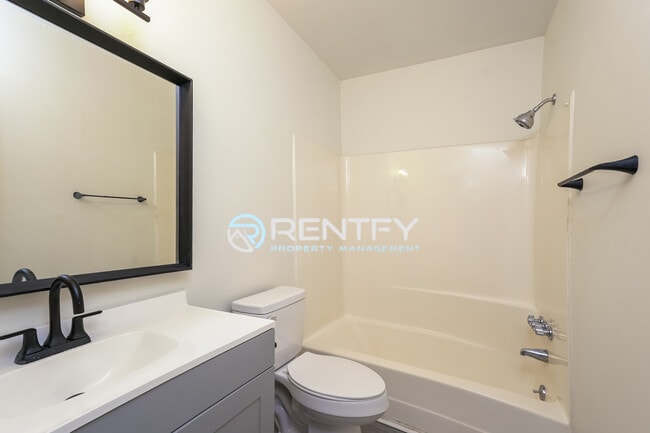 Building Photo - 2270 Sunderland Rd