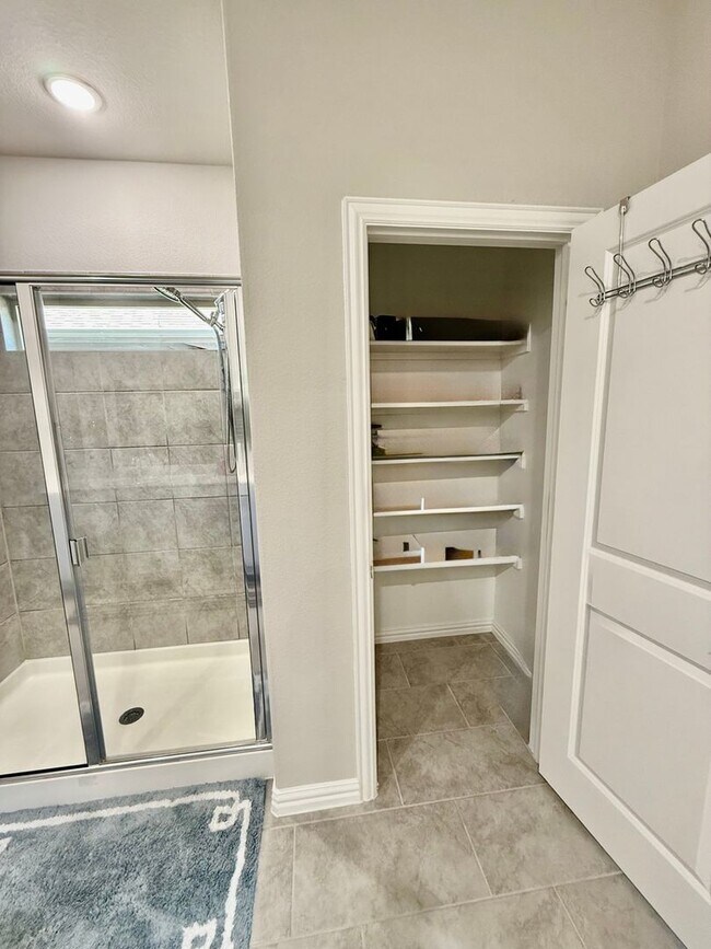 Building Photo - Spacious 4BR4B with Flex Room & OverSized Patio in Aubrey ArrowBrooke