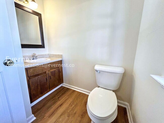 Building Photo - 2 Bed/2 Bath Home with Fenced Yard /Available now!