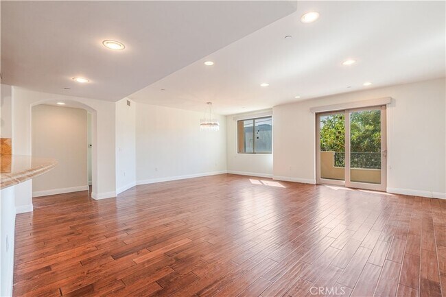 Building Photo - 1835 S Barrington Ave