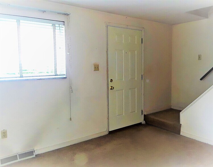Entry into livingroom - 406 Brierly Ln