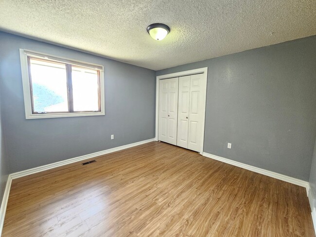 Building Photo - $2,600 - 6 Bed / 3 Bath Beautiful Spacious...