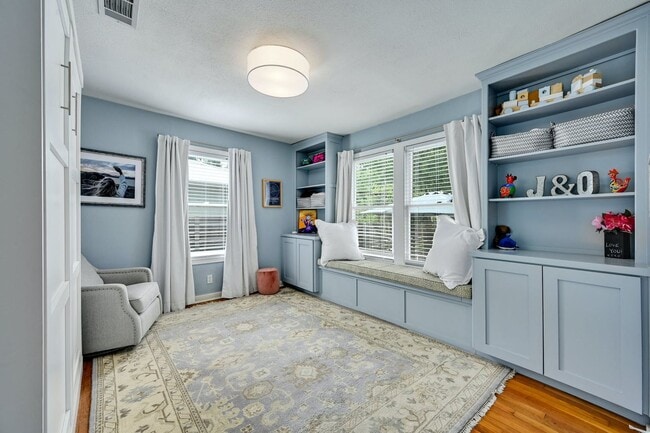 Building Photo - Unbelievable Brentwood Home + Separate Hom...