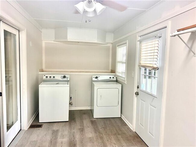 Building Photo - 2805 Pine Hill Dr