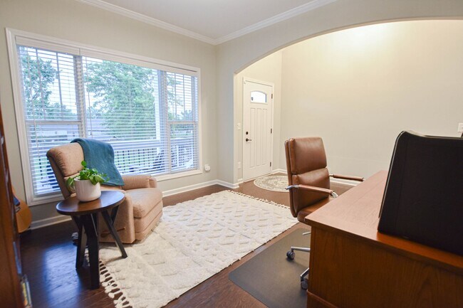 Building Photo - Pet Friendly Three Bedroom with Bonus in S...