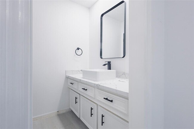 Building Photo - 17527 Sandy Cliffs Dr