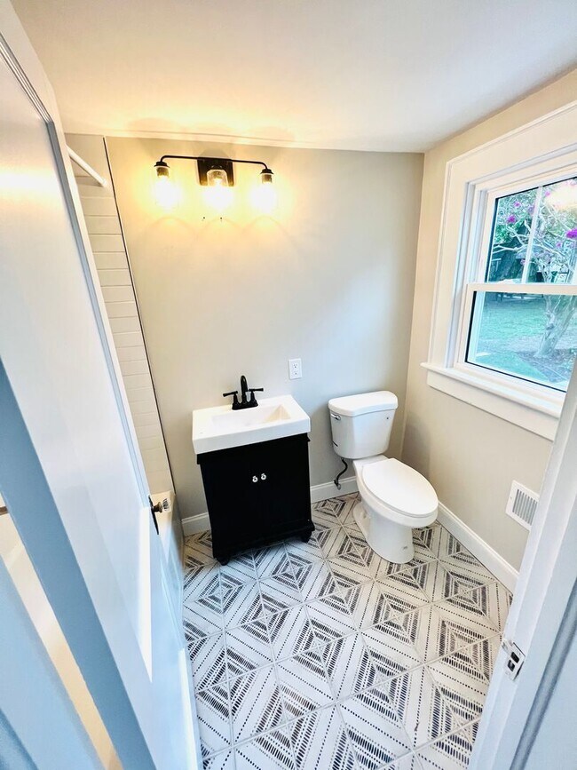 Building Photo - Completely Renovated 4BR Beach Cottage! Tw...