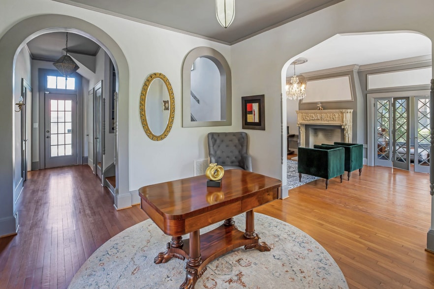 Building Photo - 624 E Victory Dr