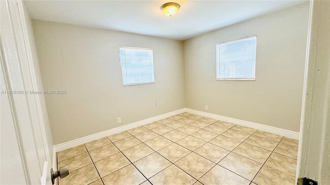 Building Photo - 531 SW 38th Terrace