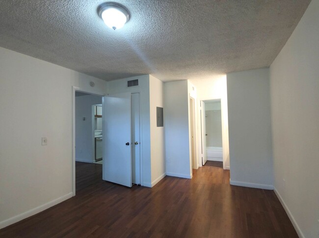 Building Photo - Spacious 1 bedroom 1 bath unit