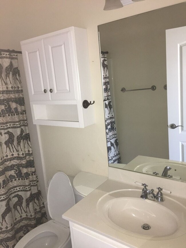 Building Photo - Beautiful, Custom-Built Home in Established & Coveted MOWAT HIGHLANDS!