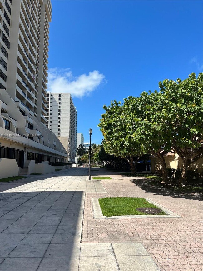 Building Photo - 2555 Collins Ave