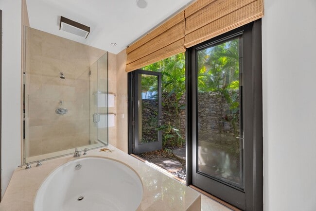 Building Photo - Luxury 3-Bed Condo at Coconut Grove. Ocean Views. Nov 1