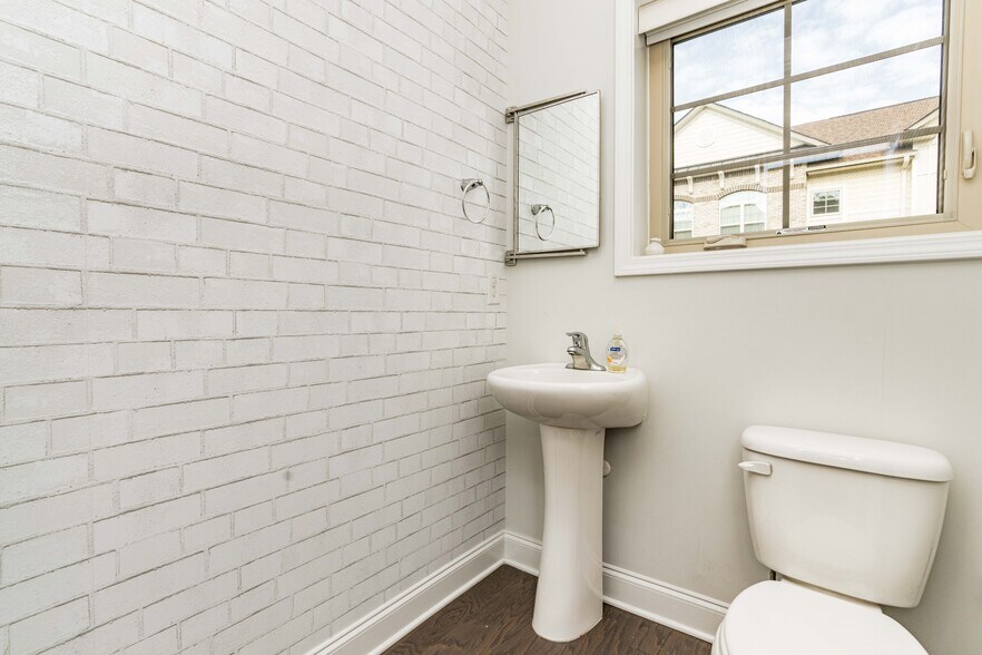 Building Photo - 321 View Dr