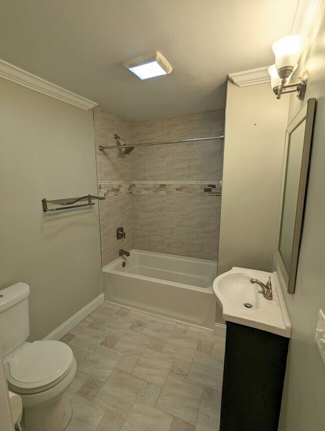 Building Photo - Spacious 3 bedroom 2.5 Bathroom Single Family Home (Mt Washington)