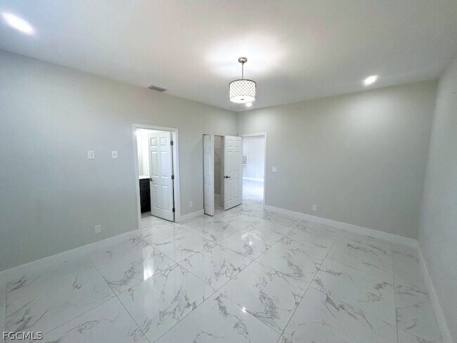 Building Photo - 398 Pennfield Ave