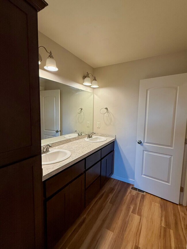 Building Photo - 4 Bedroom Home: Fenced Backyard & Great Location!