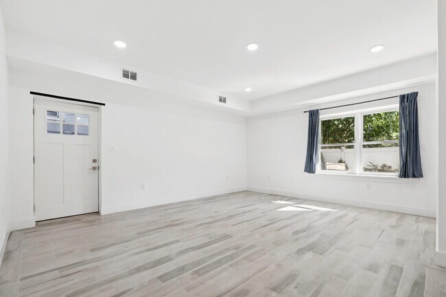 Building Photo - 131 Zabriskie St