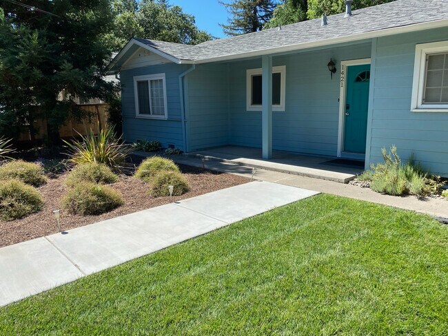 Front view - 1421 N Cherry St