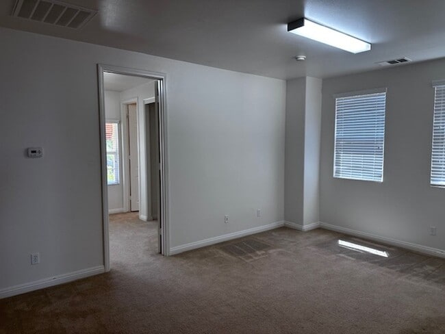Building Photo - Excellent Extended Family home!