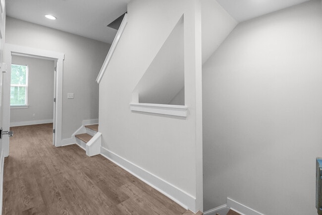 Building Photo - 570 W End Dr