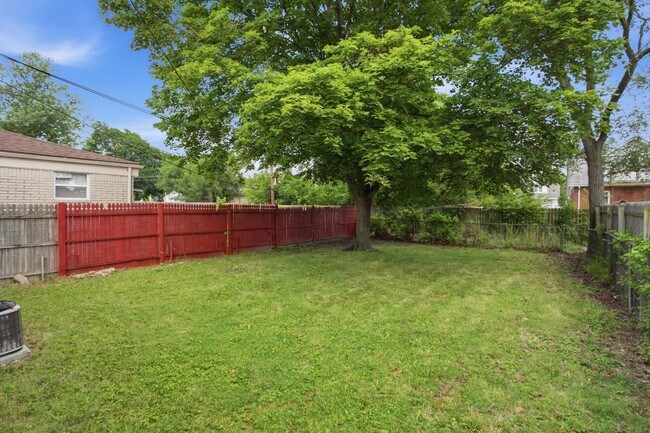 Building Photo - SPECTACULAR 3 BED/1 BATH IN LOVELY LINCOLN PARK! APPLY NOW!