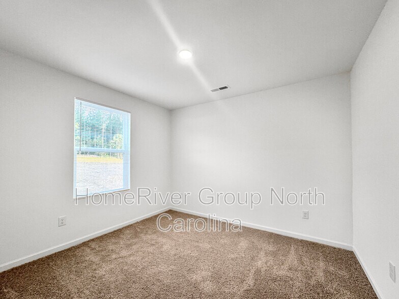 Building Photo - 175 Pine Needle Dr