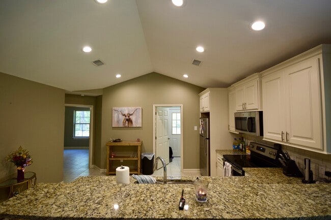 Building Photo - Beautiful Home in the Cul-de-sac