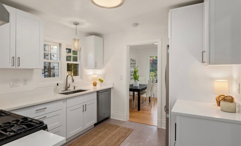 Building Photo - 4258 33rd Ave W