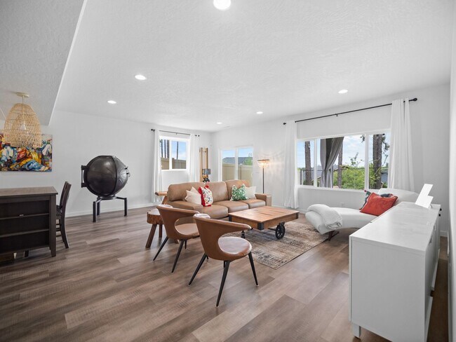 Building Photo - 4 bedroom Modern Home at Eagle Ridge Estates