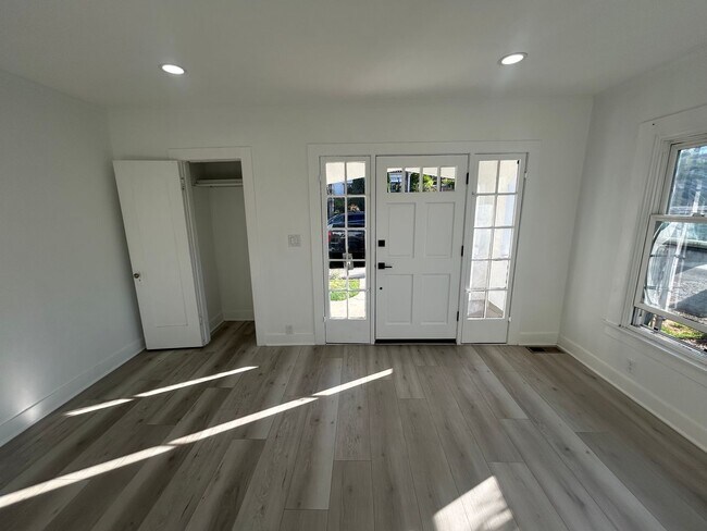 Building Photo - 2 Bedroom & 1 Bathroom