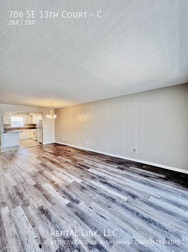 Building Photo - 706 SE 13th Ct